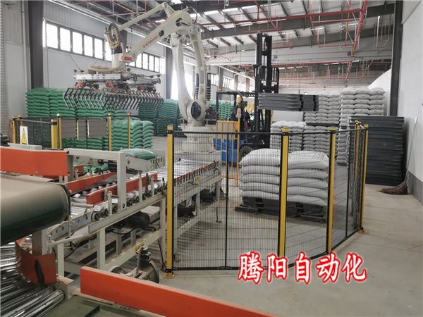 饲料码垛机器人负责双线码垛工作