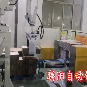 印刷纸箱厂使用码垛机器人代替人工码垛 