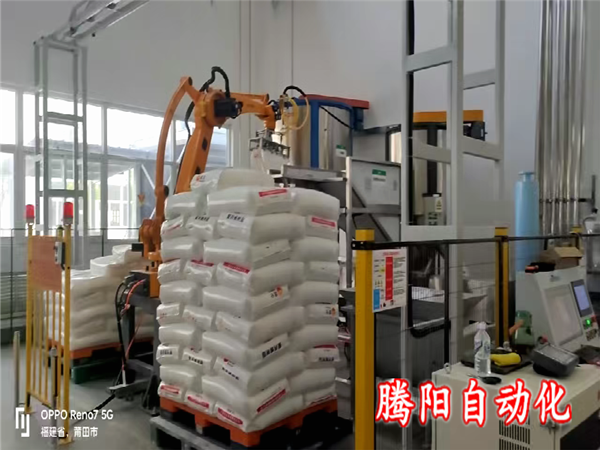 塑料颗粒拆包投料机器人在电缆行业拆包投料